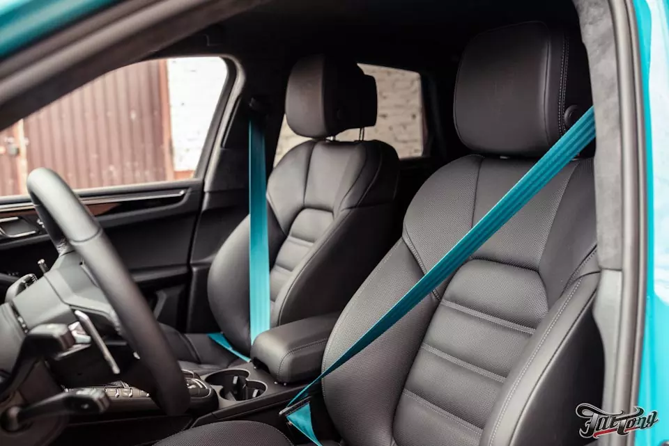 Porsche Macan. Полная оклейка в полиуретан, окрас текстурного пластика в черный глянец. Установка ремней безопасности в цвет кузова.